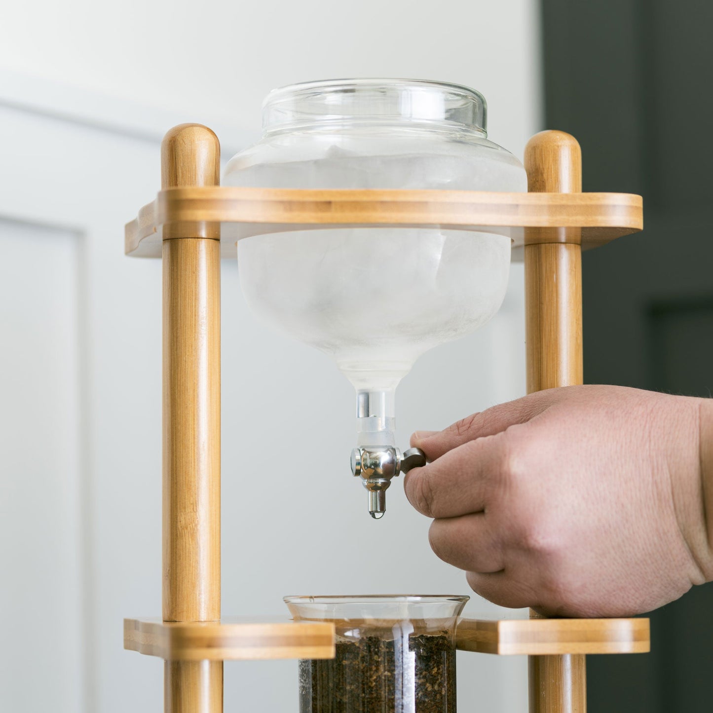 Yama Glass Cold Brew Tower – Bamboo Straight Frame – 6–8 Cup (32 oz)